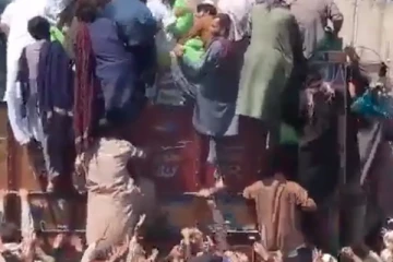 இலவச கோதுமை மாவுக்கு பாக். மக்கள் மோதல்: 4 பேர் பலி (Video)