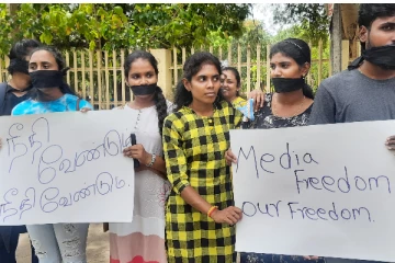 வாயில் கறுப்புத்துணிகளைக் கட்டி போராட்டத்தில் ஈடுபட்ட யாழ். பல்கலைக்கழக மாணவர்கள்