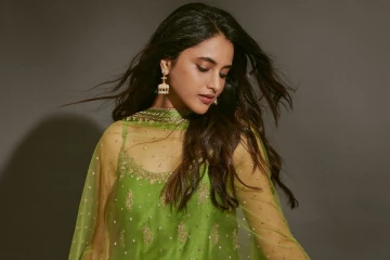 பச்சை நிற உடையில் செம கியூட் பிரியங்கா அருள்மோகன்.. லேட்டஸ்ட் ஸ்டில்கள்
