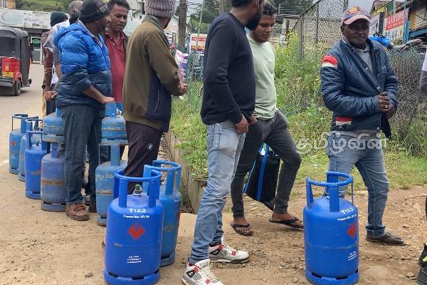 நாட்டில் எரிவாயு சிலிண்டர் பற்றாக்குறை: ஏமாற்றதுடன் வீடு திரும்பிய பொதுமக்கள் | Gas Cylinder Shortage In The Country