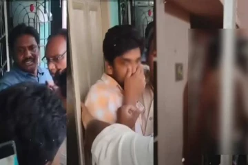 கல்லூரி மாணவனுடன் உறவில் ஆசிரியை - கதவை பூட்டி கையும் களவுமாக பிடித்த கணவன்