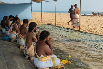 முள்ளிவாய்க்கால் கடற்கரையில் இடம்பெற்ற ஆத்ம சாந்தி பூஜை!