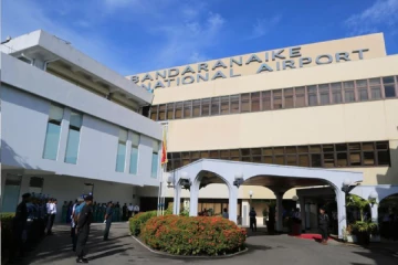 விமான நிலைய அதிகாரிகளை மிரள விட்ட ஊழியர் ; காலுறையில் காத்திருந்த அதிர்ச்சி