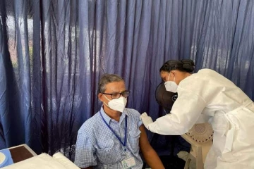 கோவிட் தடுப்பூசி பெற்றுக்கொண்ட யாழ். பல்கலைக்கழக துணைவேந்தர்