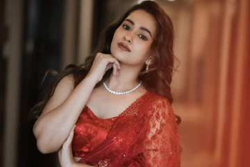 சிகப்புநிற சேலையில் மின்னும் நடிகை காவியா அறிவுமணி!! புகைபப்டங்கள்..
