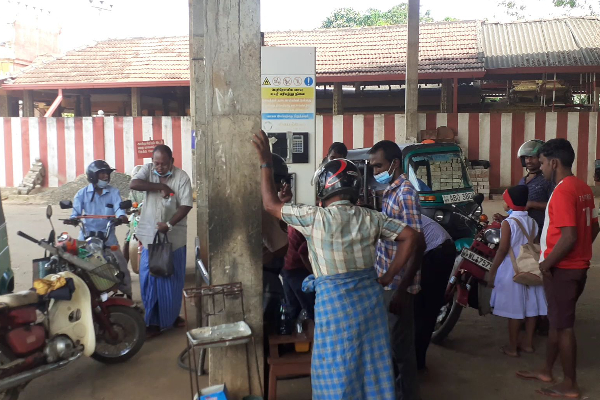 நாடளாவிய ரீதியில் டீசல் தட்டுப்பாடு : வரிசையில் காத்திருக்கும் மக்கள்  (Video) | Kilinochchi People Petrol Diesel