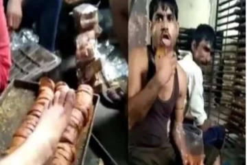 ரஸ்க்கை நாக்கால் நக்கி... காலால் மிதித்து பாக்கெட் போடும் நபர்! நிலை குலைய வைக்கும் அதிர்ச்சி வீடியோ