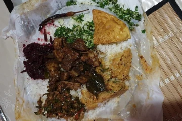 உணவில் கத்தி துண்டு; மீன் கறியில் கரப்பான் பூச்சி; துறைமுக சமையல் அறையின் அவலம்!