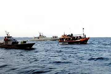 பேசாலையில் கடற்படையினரின் ரோந்து நடவடிக்கையில் சிக்கிய மூவர்  (Photo)