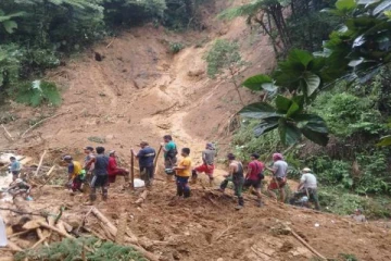 வெளிநாடொன்றில் பெரும் சோகம்: நிலச்சரிவில் சிக்கி கர்ப்பிணி உயிரிழப்பு!