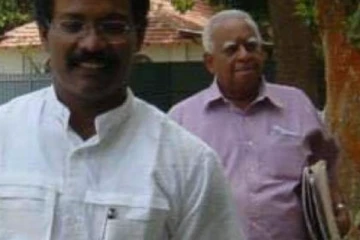 தூக்க முடியாமல் தூக்கிக்கொண்டுபோகும் சம்பந்தர்!!