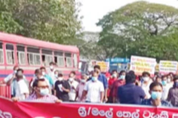 විරෝධතාවක් නිසා කොළඹ ප්රධාන මංසන්ධියක දැඩි රථ වාහන තදබදයක් - විරෝධතාවට බිත්තර ප්රහාරයක් (VIDEO)