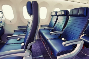 பறக்கும் விமானத்தில் தூங்கிய இளம்பெண்! கண்விழித்த போது அவரை அதிர்ச்சியடைய வைத்த காட்சி