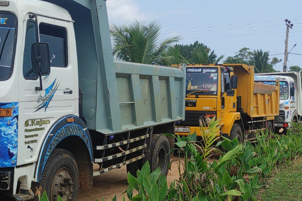 யாழில் விபத்துக்கு காரணமாகும் பெற்றோரின் அசண்டையீனம் : வடக்கு ஆளுநர் குற்றச்சாட்டு | Parents Travel With Students Ignore Signals Jaffna
