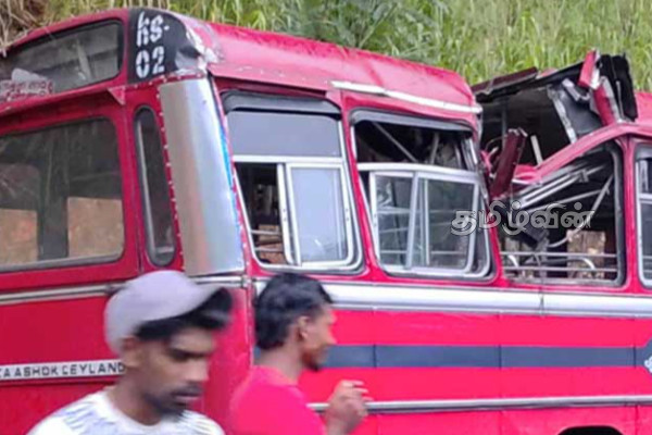 பேருந்தின் மீது மரம் முறிந்து விழுந்ததில் - ஒருவர் பலி | Deltota Kandy Galaha Bus Accident பேருந்தின் மீது மரம் முறிந்து விழுந்ததில் - ஒருவர் பலி | Deltota Kandy Galaha Bus Accident