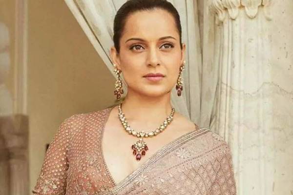 வீடு போலவே இருக்க கேரவனை பல லட்சம் செலவில் மாற்றியுள்ள கங்கனா- இத்தனை லட்சமா? | Actress Kangana Ranaut Caravan Price