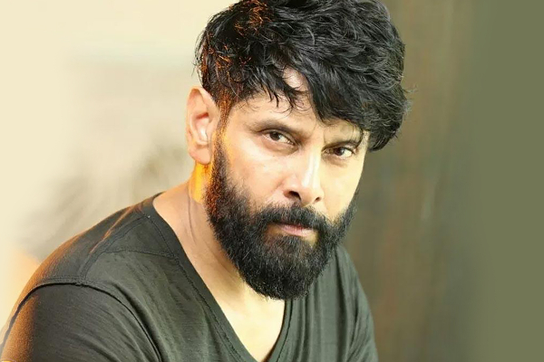 நடிகர் விக்ரம் திடீர் உடல்நல குறைவு குறித்து மேலும் சில தகவல்கள்! இதனால் தான் மருத்துவமனையில் அனுமதிக்கப்பட்டுள்ளார்?
