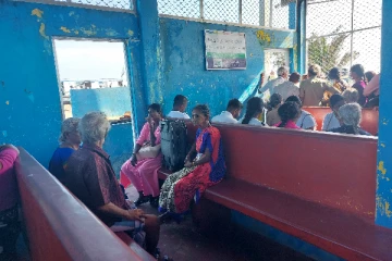 அரச அதிகாரிகளின் பொறுப்பற்ற செயல்! பொதுமக்களுடன் குறிக்கட்டுவானில் காத்திருந்த வெளிநாட்டவர்கள்(Photos)