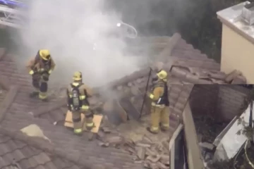 அமெரிக்காவில் குடியிருப்புகள் மீது விழுந்து நொறுங்கிய விமானம் ; விமானி பலி