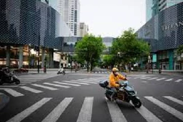 சீனாவில் இரண்டு மாதங்களுக்குப் பிறகு தளர்த்தப்பட்டது கொரோனா கட்டுப்பாடுகள்