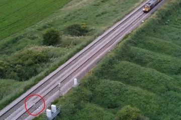 பிரித்தானியாவில் ரயில் பாதையில் நடந்த சிறுமி... வேகமாக வந்த ரயில்: அடுத்து நடந்தவை