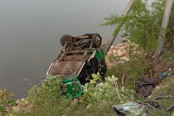 வேகக்கட்டுப்பாட்டை இழந்து கடலுக்குள் விழுந்து முச்சக்கரவண்டி விபத்து