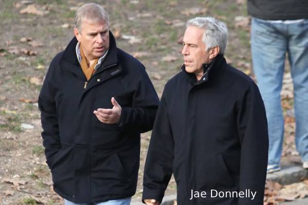 மோசமான நபருடன் மகள்களின் புகைப்படங்களை பகிர்ந்த இளவரசர் ஆண்ட்ரூ | Andrew Sent Daughters Photo To Epstein