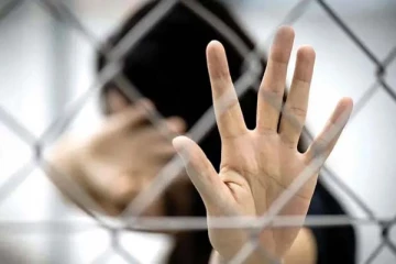 காதலியுடன் தனிமையில் இருந்த காதலன்: மறைந்திருநத நண்பர்கள் செய்த கேவலமான காரியம்