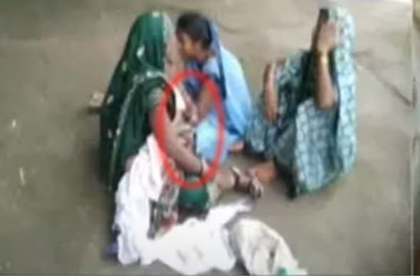 தாயின் மடியில் உயிரிழந்த 5 வயது குழந்தை! மருத்துவமனை வாசலில் நடந்த சோகம் | 5 Year Old Boy Dies Without Treatment Viral Video