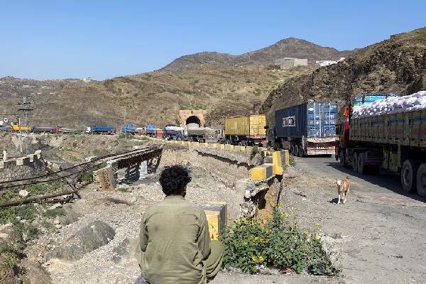 துப்பாக்கிச் சூடு எதிரொலி... எல்லைகளை மொத்தமாக மூடிய பாகிஸ்தான் | Pakistan Closes Border With