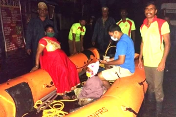 மழை வெள்ளத்தில் மருத்துவமனைக்குச் செல்ல முடியாமல் தவித்த கர்ப்பிணி - பத்திரமாக மீட்ட வீரர்கள்