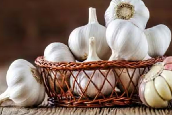பூண்டை இப்படி சாப்பிடுபவர்களுக்கு கொலஸ்ட்ரால் வராதாம் | People Eat Garlic Like This Do Not Get Cholesterol