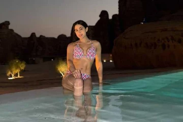 நீச்சல் குளத்தில் ரூபீஸ் ஆடையில் நடிகை சாரா அலி கான்!! மிரண்டு போகும் ரசிகர்கள்...