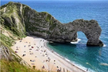 150 அடி உயரத்திலிருந்து பாறையில் விழுந்து பெண் மரணம்! நேரில் பார்த்த சுற்றுலா வாசிகளை நடுநடுங்கவைத்த சம்பவம்