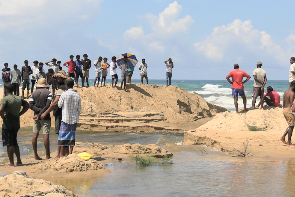 மட்டக்களப்பு முகத்துவாரம் வெட்டப்பட்டு வெள்ளநீர் வெளியேற்றும் பணி முன்னெடுப்பு | Work Drain Floodwaters Batticaloa Begins மட்டக்களப்பு முகத்துவாரம் வெட்டப்பட்டு வெள்ளநீர் வெளியேற்றும் பணி முன்னெடுப்பு | Work Drain Floodwaters Batticaloa Begins
