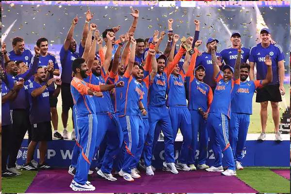 ஆசிய கோப்பையை திரும்ப பெறுமா இந்தியா! UAEயிடம் கோப்பையை ஒப்படைத்த மோஷின் நக்வி | Mohsin Naqvi Hands Over Asia Cup Trophy To Uae