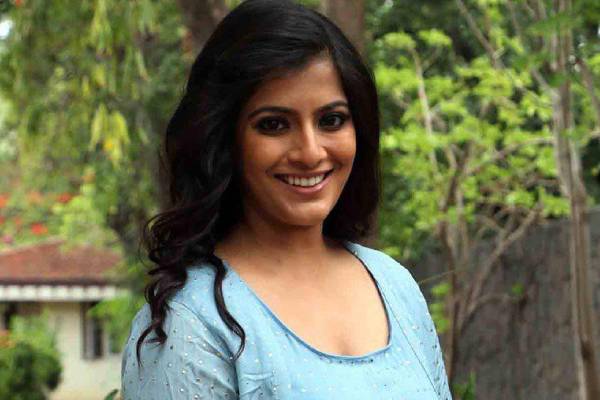 கொரோனா நோயால் பாதிக்கப்பட்டுள்ள நடிகை வரலட்சுமியா இது?- என்ன இப்படி ஆகிவிட்டார்