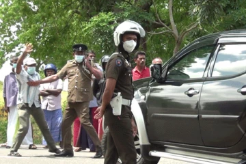 மக்களின் எதிர்ப்பு ஆர்ப்பாட்டம் - பிரதேசத்தை விட்டு ஓடிய அமைச்சர்