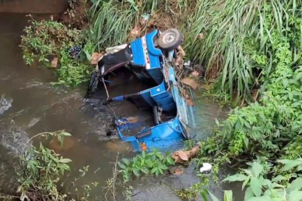 முச்சக்கவண்டி வீதியை விட்டு விலகி விபத்து | Accident After Three Wheeler