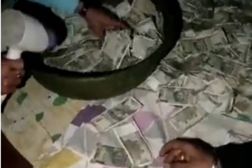 தண்ணீர் தொட்டிக்குள் கோடி கோடியாக பணம்..  தங்க பிஸ்கட்டுகள்.. ஐடி ரெய்டில் சிக்கிய பிரபல தொழிலதிபர்!