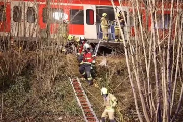 ஜேர்மனியில்  இரு பயணிகள் ரயில்கள் நேருக்கு நேர் மோதி விபத்து