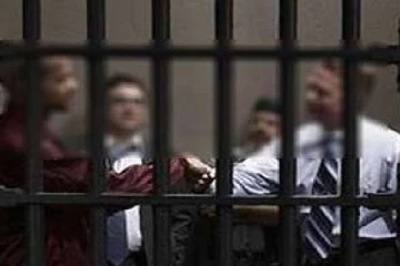 சம்பள அதிகரிப்பை கோரி நிறுவனத்தின் அதிகாரிகளை சிறைப்பிடித்த ஊழியர்கள்