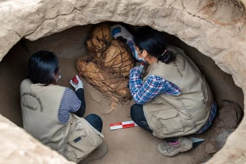 ලණුවකින් බැඳතැබූ මමියක් සොහොනකින් මතුවෙයි..අත්බූත සිදුවීමක්.(PHOTOS)