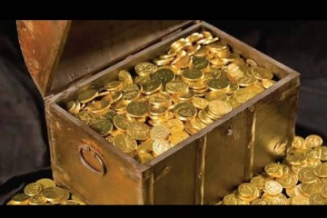 வீட்டை புதுப்பிக்கும் போது செங்கலுக்கு இடையிலிருந்து எடுக்கப்பட்ட புதையல்