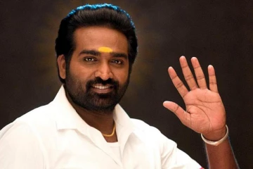 இரண்டு பெண்களை பக்கத்தில் வைத்துக்கொண்டு கதை கேட்கும் விஜய் சேதுபதி.. காரணம் என்ன