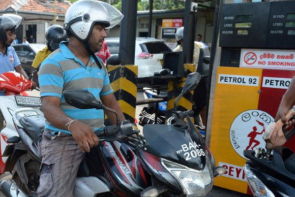 இலங்கை எரிபொருள் நிரப்பு நிலையங்களில் இப்படியும் நடக்கின்றது | Also Happening At Sri Lankan Petrol Stations