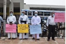 மன்னாரில் கனியவள மண் அகழ்விற்கு எதிர்ப்பு தெரிவித்து போராட்டம்