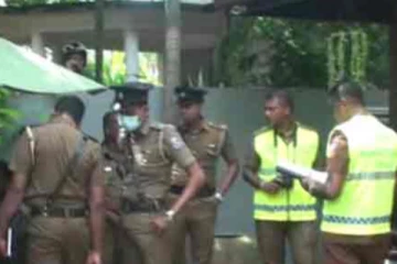 අභිරහස් ලෙස මියගිය තරුණියකගේ සහ තරුණයෙකුගේ සිරුරු සංචාරක හෝටලයකින් සොයාගැනේ..