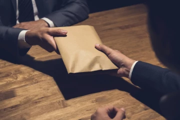 சீமெந்து மூட்டைக்காக இலஞ்சம் பெற்ற பாடசாலை அதிபர் கைது