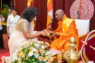 පූජ්‍ය වල්පොළ විමලඥාන මහනායක ස්වාමීන් වහන්සේ වෙත මහා නායක පදවියට වූ ශ්‍රී සන්නස් පත්‍රය පිළිගන්වයි [PHOTOS]